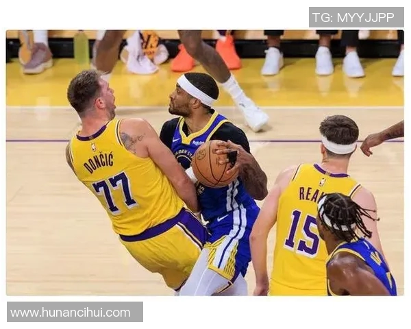 骑士与勇士激战再起NBA新赛季对决备受瞩目